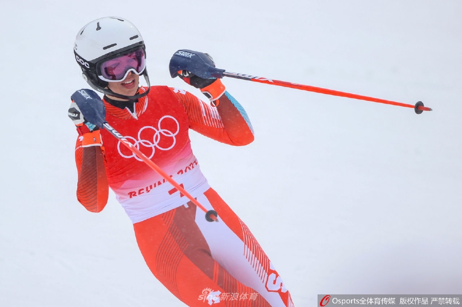 高山滑雪女子全能回转 瑞士选手米歇尔·吉辛夺金