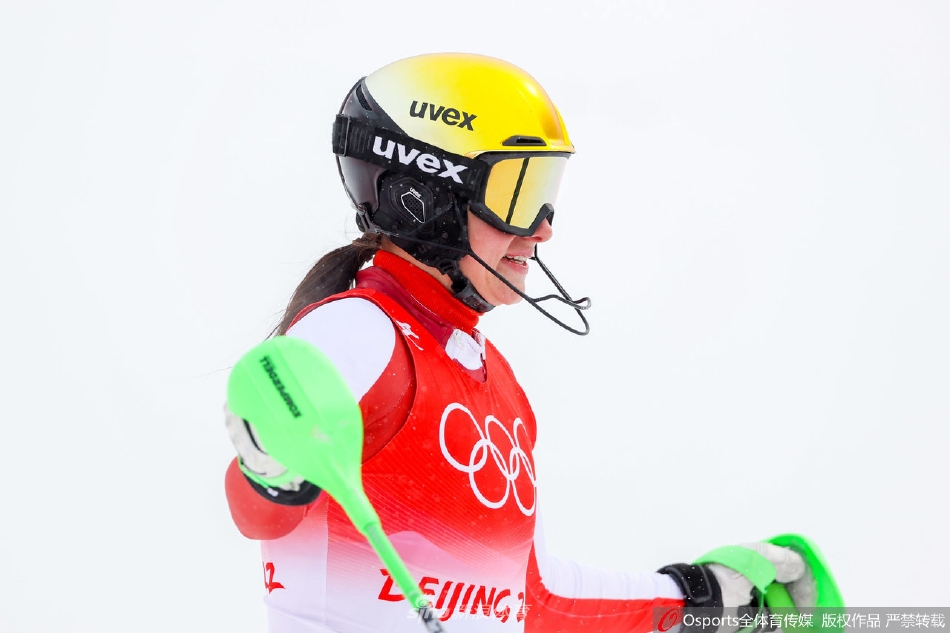 高山滑雪女子全能回转 瑞士选手米歇尔·吉辛夺金