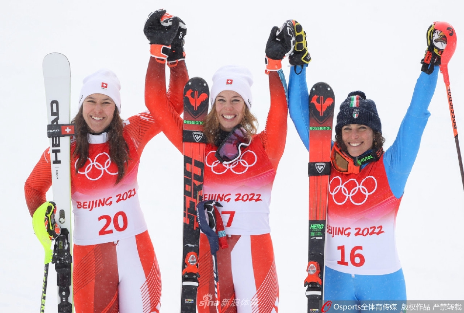 高山滑雪女子全能回转 瑞士选手米歇尔·吉辛夺金