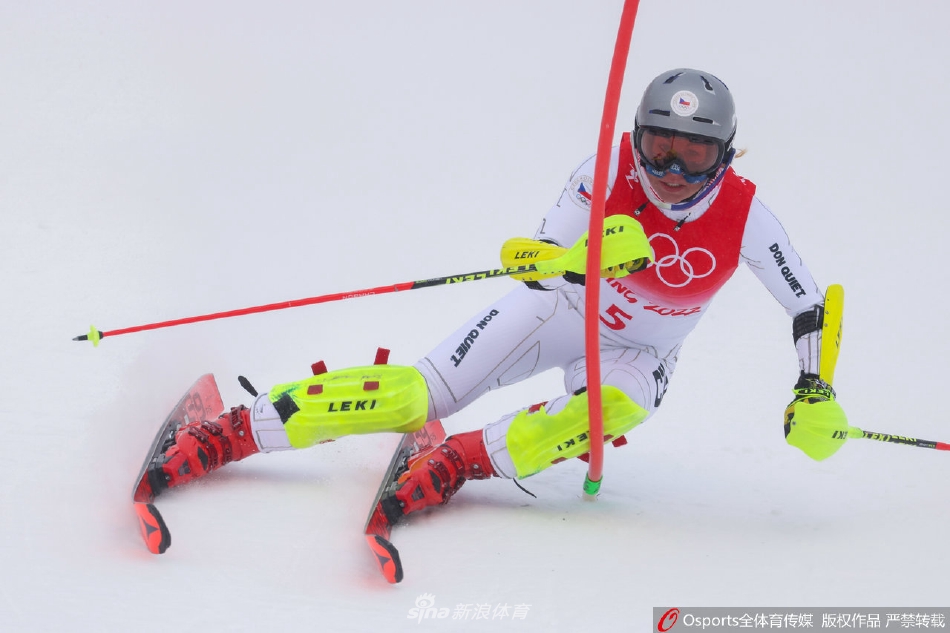 高山滑雪女子全能回转 瑞士选手米歇尔·吉辛夺金