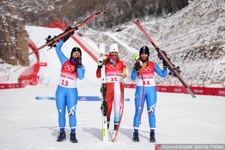 高山滑雪女子滑降 瑞士选手科琳娜 ·祖特尔夺金（瑞士高山滑雪队）