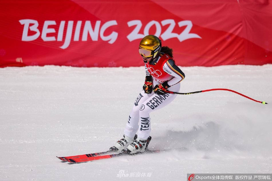 高山滑雪女子滑降 瑞士选手科琳娜 ·祖特尔夺金（瑞士高山滑雪队）