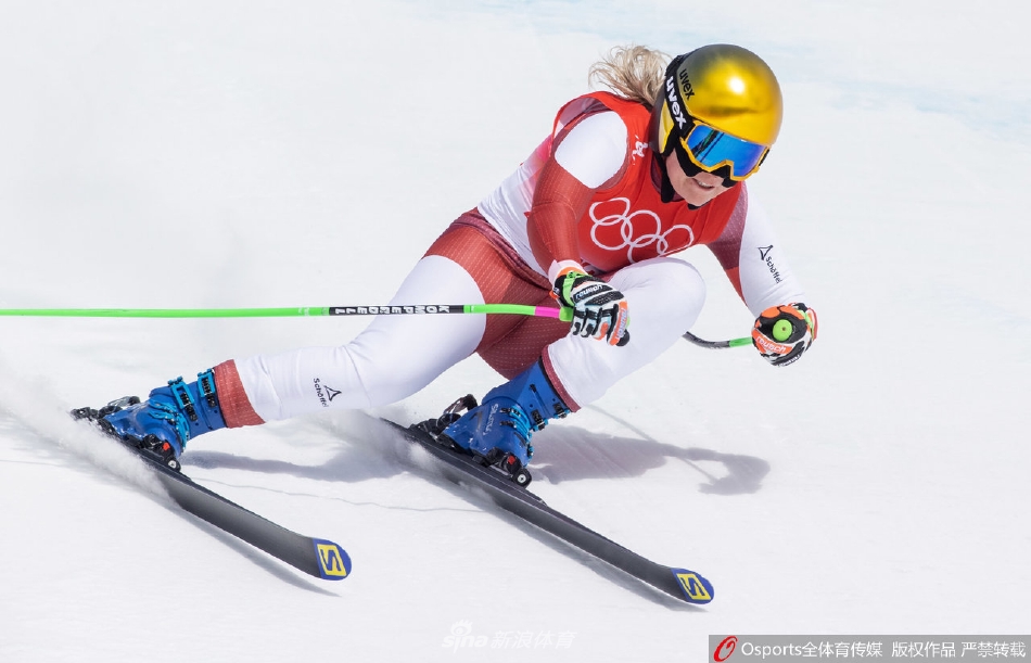高山滑雪女子滑降 瑞士选手科琳娜 ·祖特尔夺金（瑞士高山滑雪队）