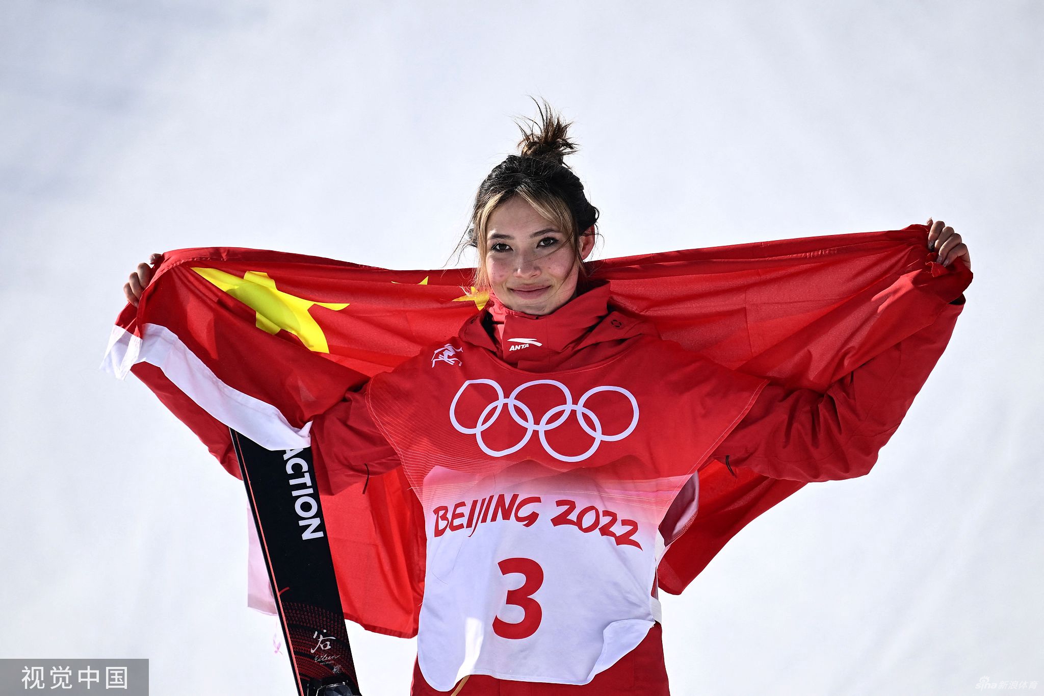 谷爱凌身披五星红旗庆祝获得银牌（谷爱凌获奖视频）