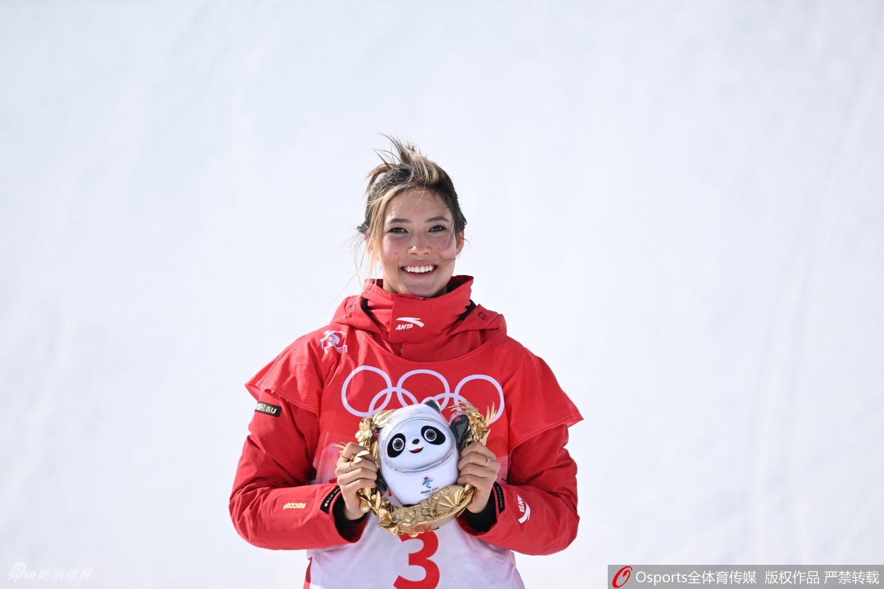 女子坡面障碍技巧谷爱凌摘银