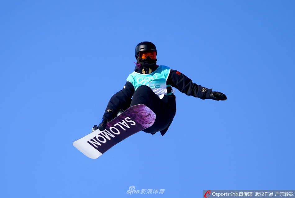 单板滑雪女子大跳台资格赛 中国运动员荣格出战（单板滑雪大跳台比赛）