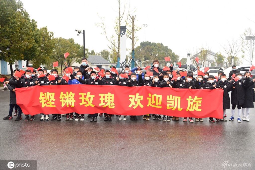 中国女足全队抵达苏州 球迷拉横幅夹道欢迎