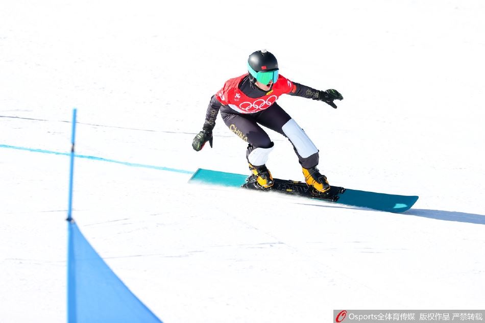 单板滑雪女子平行大回转资格赛 宫乃莹、臧汝心出战（滑雪运动员宫乃莹）