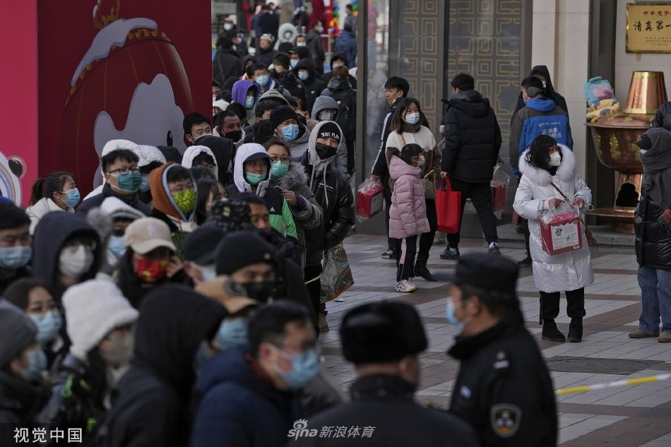 冬奥会火热进行 市民购买冰墩墩排起长龙（冬奥会的冰墩墩）