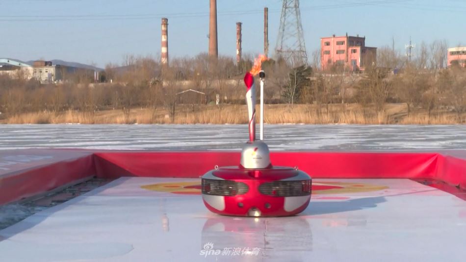 奥运史首次！机器人在水下完成火炬传递（机器人奥运会）