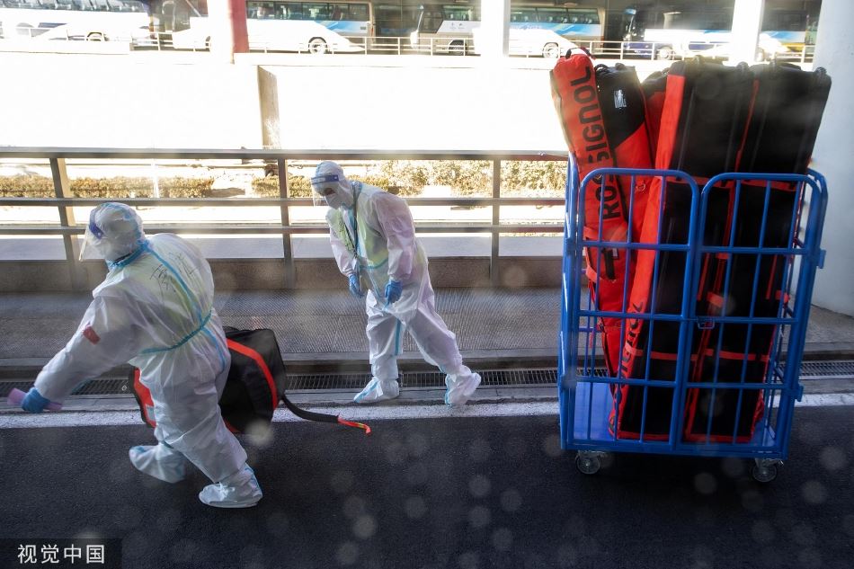 冬奥工作人员身着防护服协助装运滑雪器械（p2工作人员冬奥会）