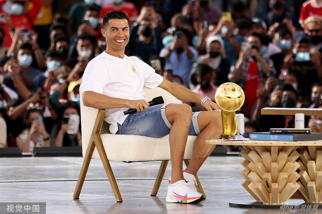 C罗迪拜领取环足历史最佳射手奖杯（c罗投资迪拜环球奖）