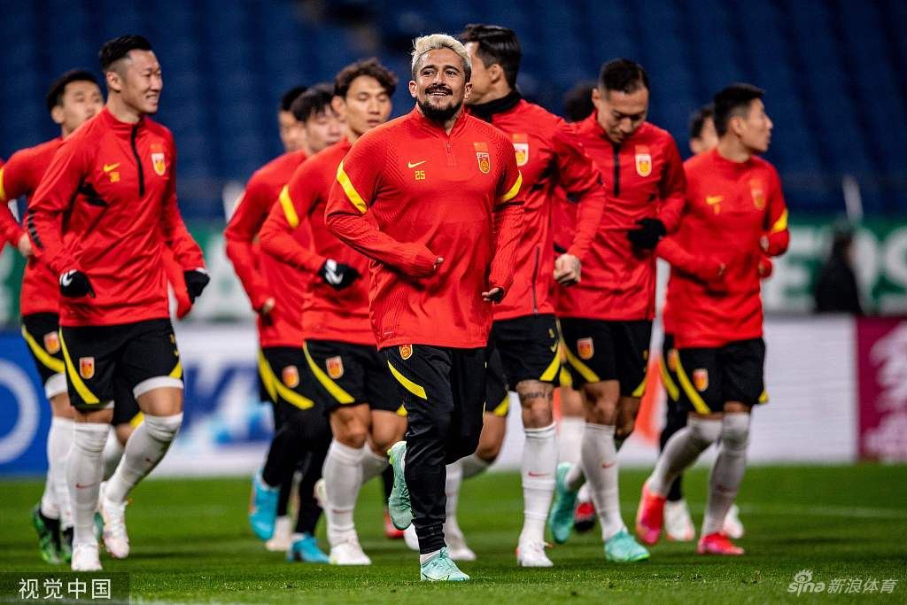 中日赛前最后一练!国足踩场训练洛国富抢镜(国足脚踢日本)