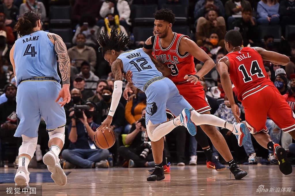 公牛内线悍将与莫兰特冲突 亚当斯抱走220斤猛男（nba.公牛）