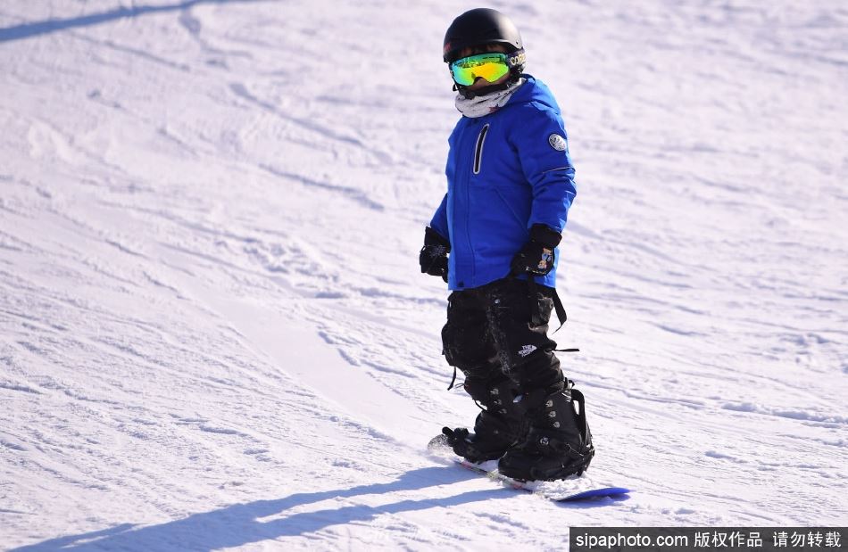 走进雪场助力冬奥（走进冰雪助力冬奥画）