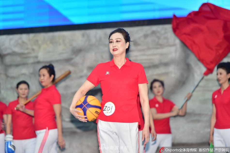 辽宁省体育模特联赛 参赛选手展示运动元素挥舞五星红旗（模特秀五星红旗）