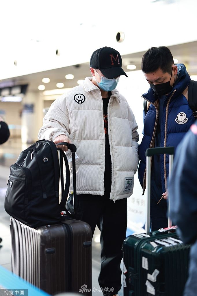 国乒选手现身机场前往澳门 马龙刘诗雯许昕齐现身（国乒抵达澳门）