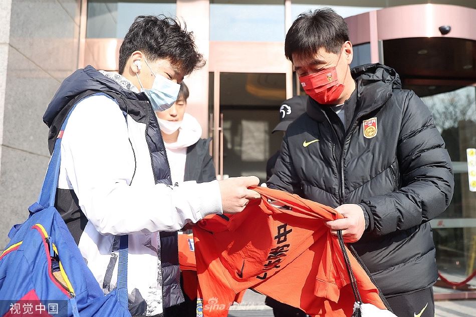 国足球员前往训练场备战 李霄鹏为球迷签名(李霄鹏国足教练)