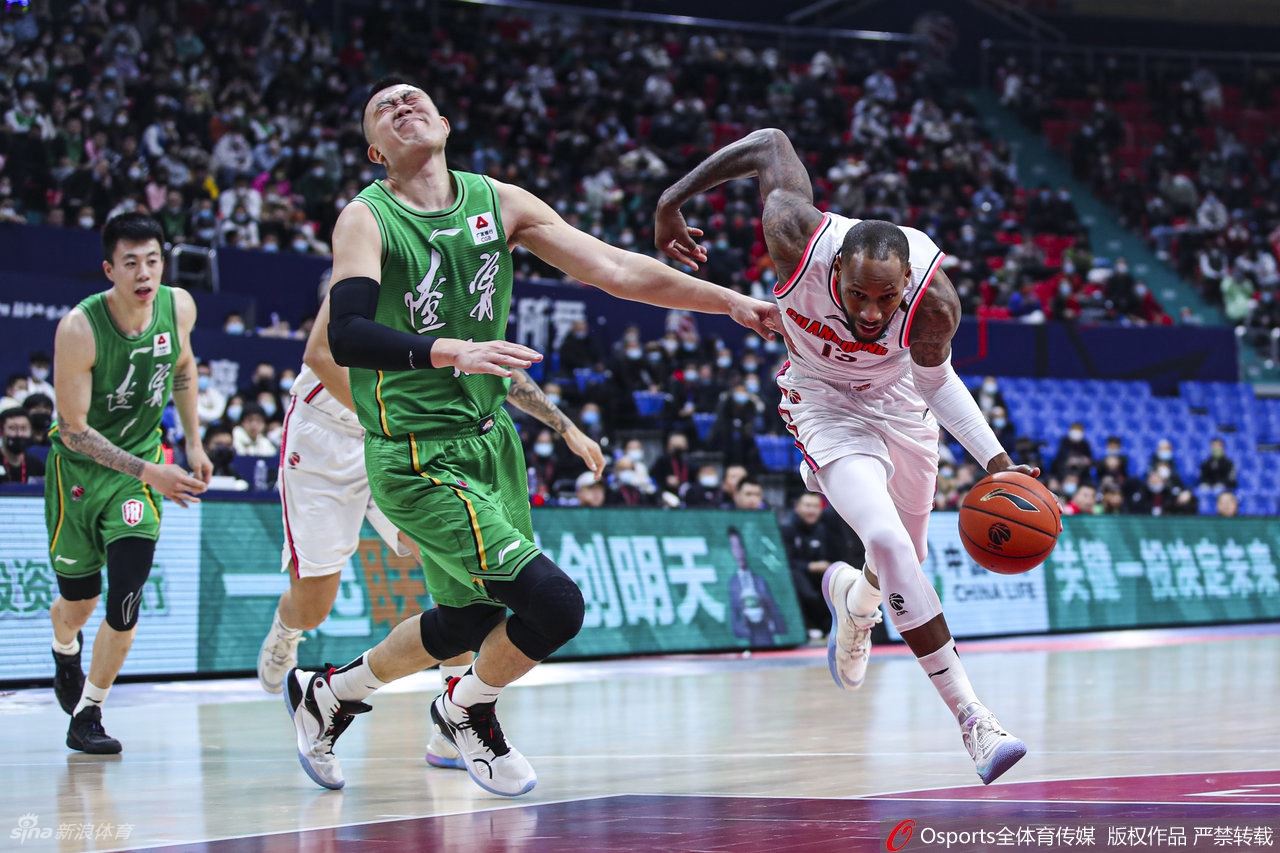 CBA官方：韩德君停赛7场罚20万 威姆斯5场罚14万（cba韩德君怎么没上场）