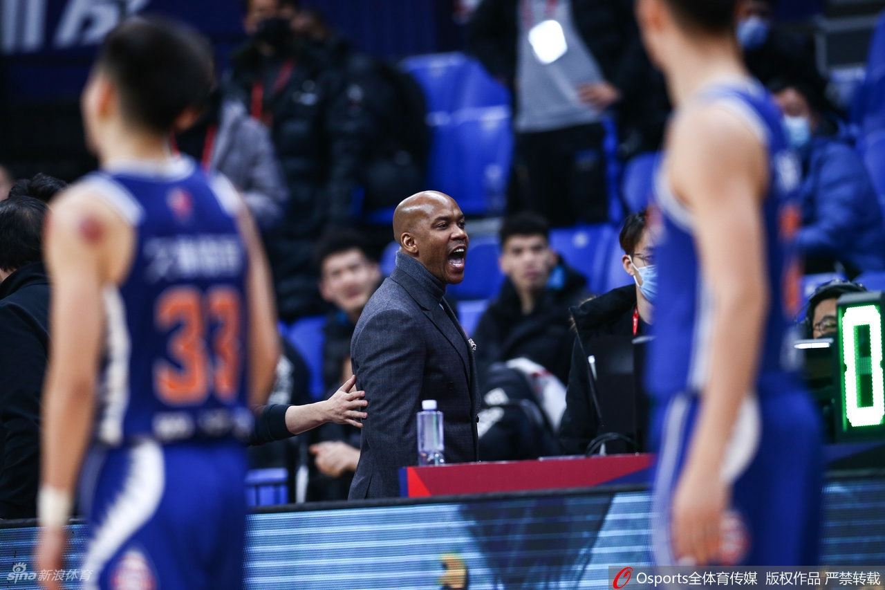 李春江马布里连续发生口角 双方主帅被球员拉开（李春江与马布里）