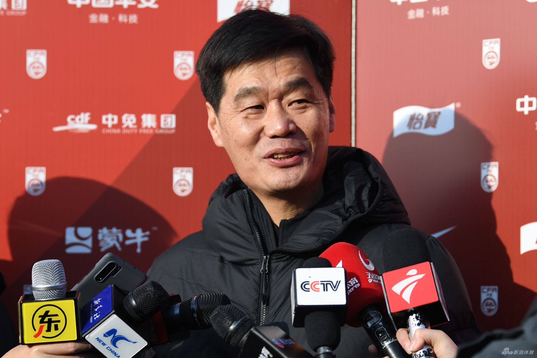 国足2022年集训首日 李霄鹏:争取过年不掉链子(国足新教练李霄鹏)