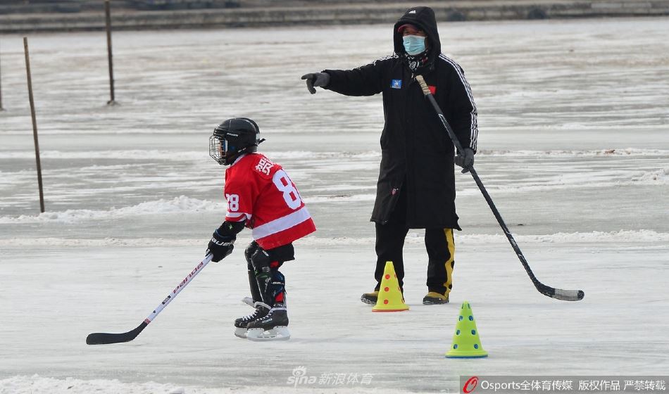 小冰球员冰上苦练技能 不惧寒冷冰上驰骋（冰球小子厉害视频）