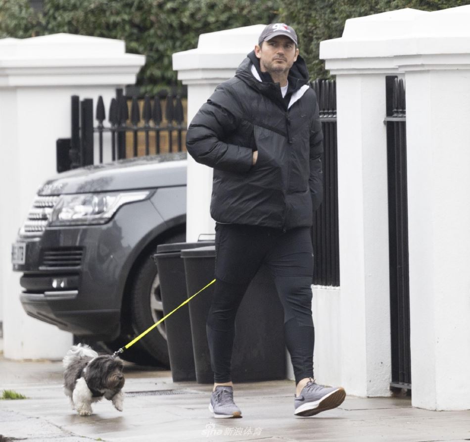 兰帕德外出遛狗散步 休闲装打扮低调出行（兰帕德测评）
