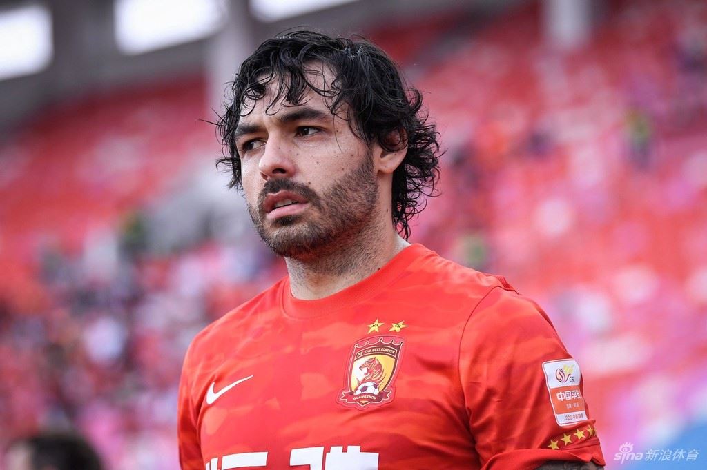 高拉特自由转会加盟桑托斯队 身披10号战袍（高拉特离队）