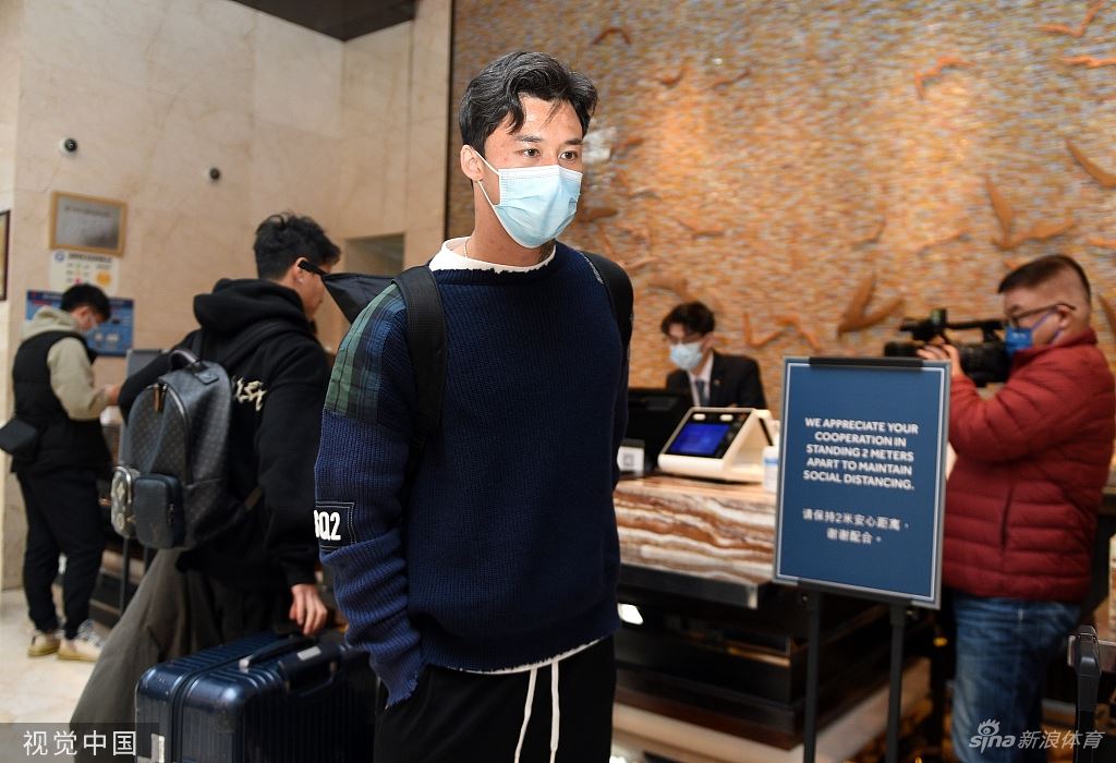 国足新帅李霄鹏将开启首次训练 国脚集体报道(李霄鹏国足主帅)