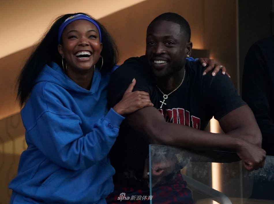 韦德携爱妻现身观战