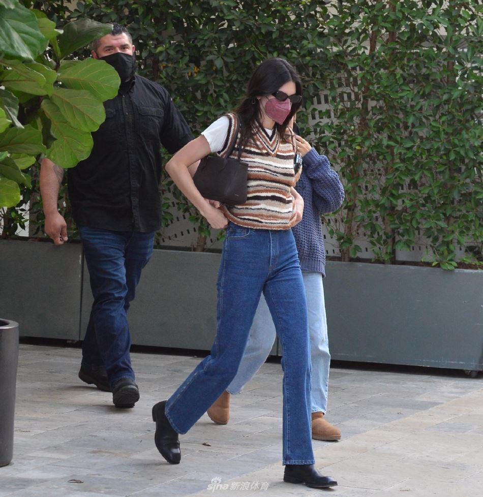 布克女友肯达尔詹娜现身参加活动 休闲装扮难掩超模身材（肯达尔-詹娜和布克）