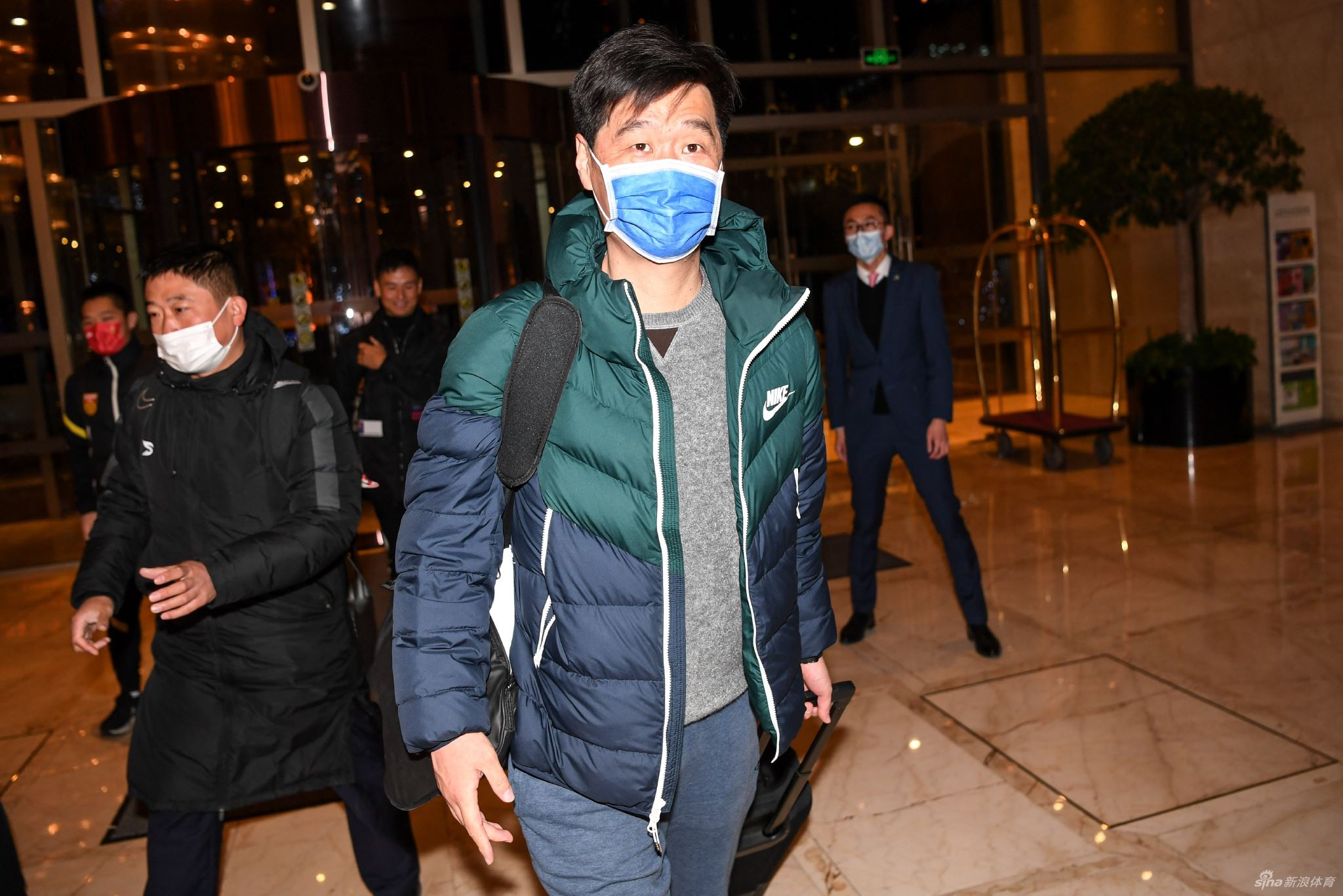 国足2022年第一期集训 李霄鹏率教练组抵达驻地(国足新教练李霄鹏)