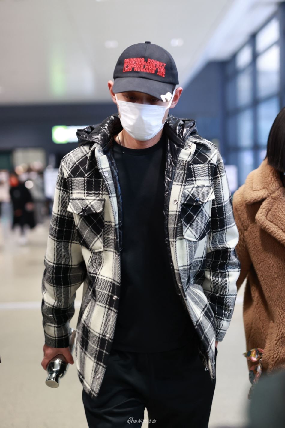 张继科现身上海机场 头戴鸭舌帽口罩遮面低调出行（张继科机场照）