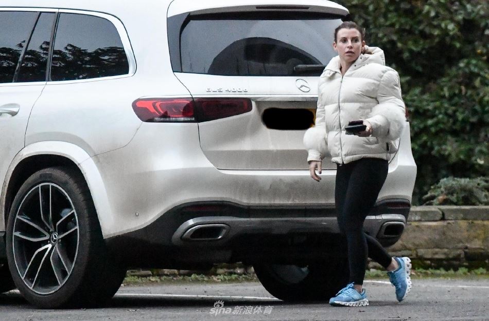 鲁尼爱妻携爱子现身柴郡街头 休闲装打扮低调随意