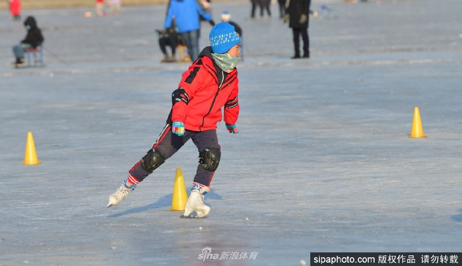 青少年滑冰运动 教练手把手教学指导（青少年滑冰运动 教练手把手教学指导视频）