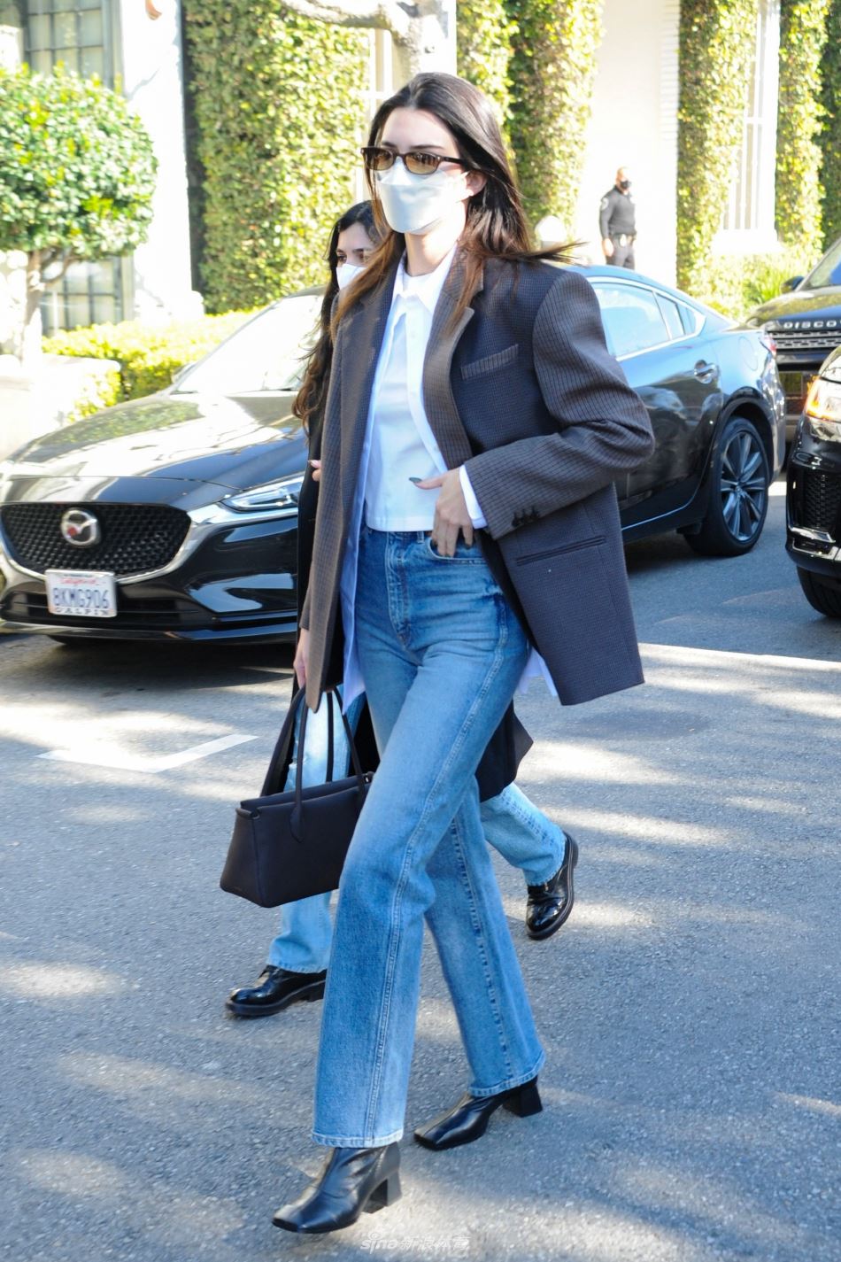 布克女友肯达尔-詹娜现身洛杉矶街头 西服搭配牛仔裤时尚干练（肯达尔-詹娜和布克）