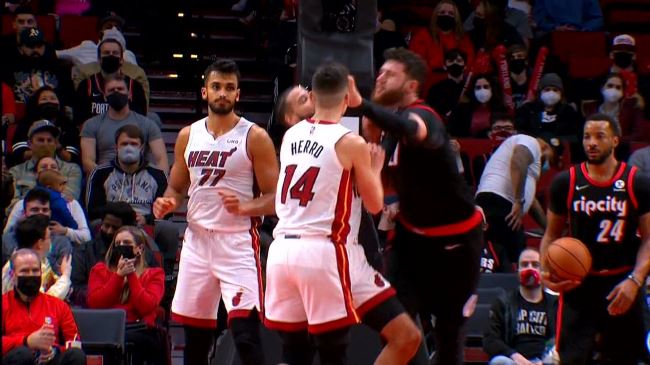 开拓者热火球员爆发冲突 纽基奇拳击希罗（开拓者队努尔基奇最新情况）