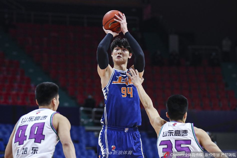 [CBA联赛]上海久事100：107负山东高速（cba上海久事32号）