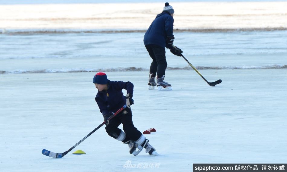 青少年冰球运动 冰上驰骋上演攻防对抗（青少年冰球厉害视频）