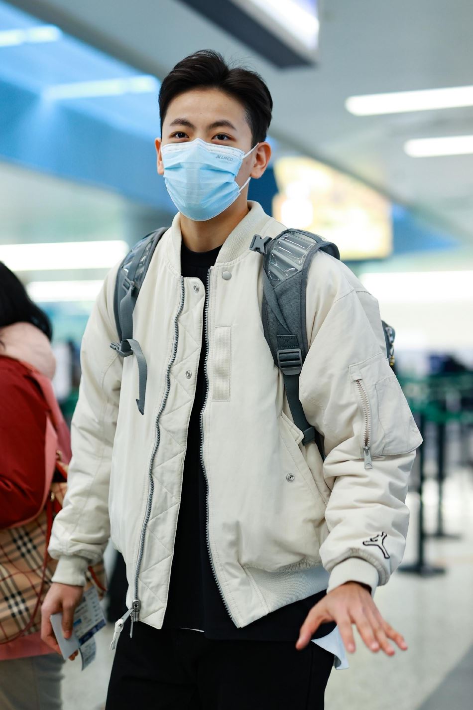 杨舒予现身机场 休闲中性打扮帅气十足（杨舒予?）