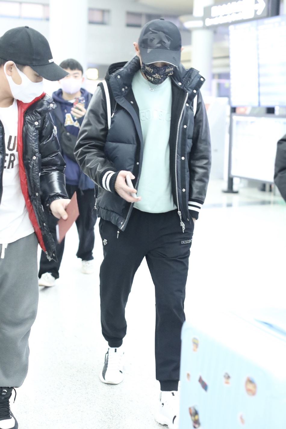 张继科头戴鸭舌帽亮相机场（张继科带鸭舌帽）