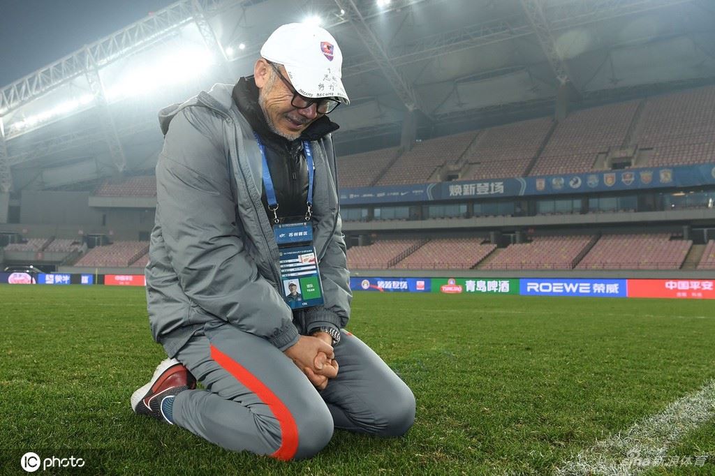 重庆保级成功主帅张外龙跪地哭泣（重庆当代主教练张外龙是哪里人）