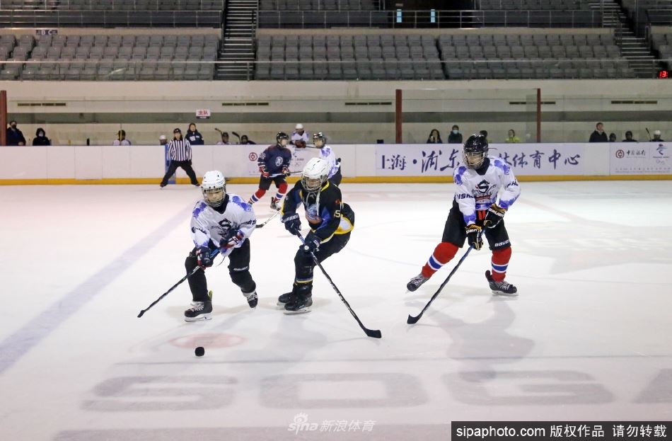 上海冰雪运动火热：青少年冰球比赛在专业场馆举办（上海青少年冰球锦标赛）