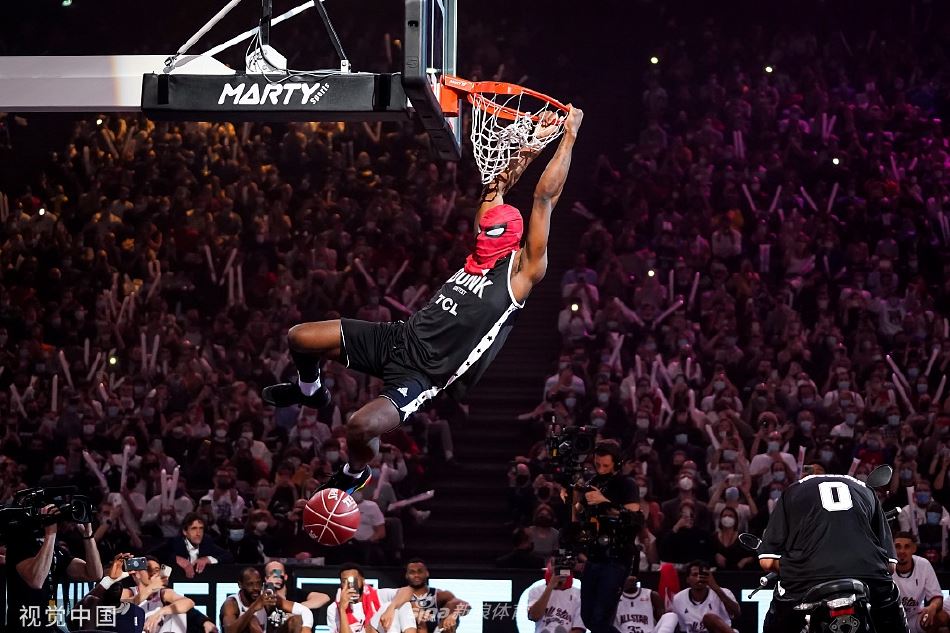 法国职业篮球全明星赛举行 扣篮大赛球员cos蜘蛛侠（法国篮球蜘蛛人）