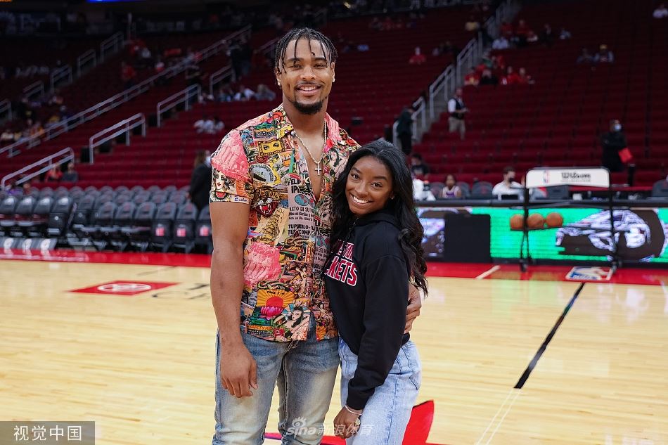 小鸟依人 体操女王西蒙·拜尔斯同男友观战NBA