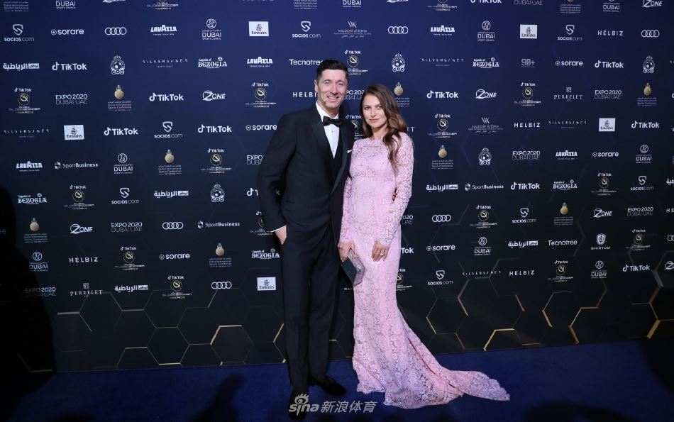 莱万多夫斯基携爱妻亮相红毯（莱万多夫斯基与妻子）