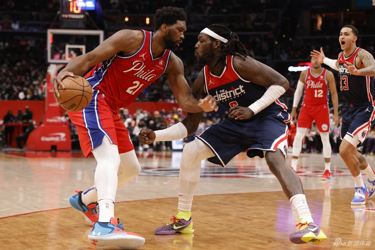 火爆！恩比德与哈雷尔冲突互相拉扯球衣（恩比德雷哈娜）