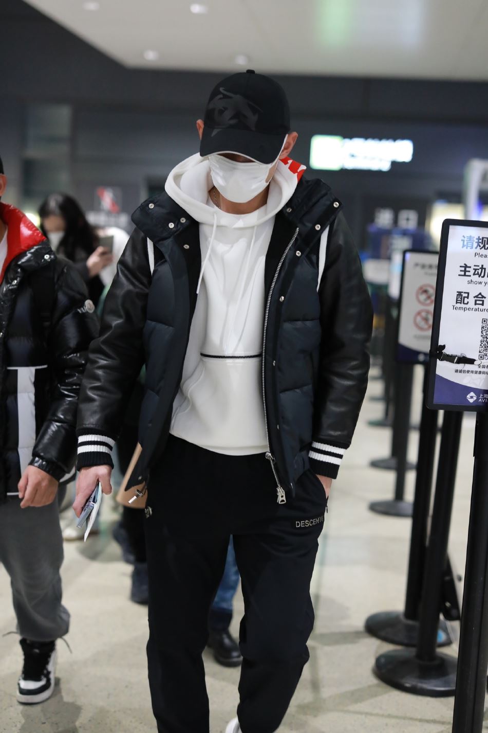 张继科现身上海机场 全程低头赶路略显疲惫（张继科机场视频）