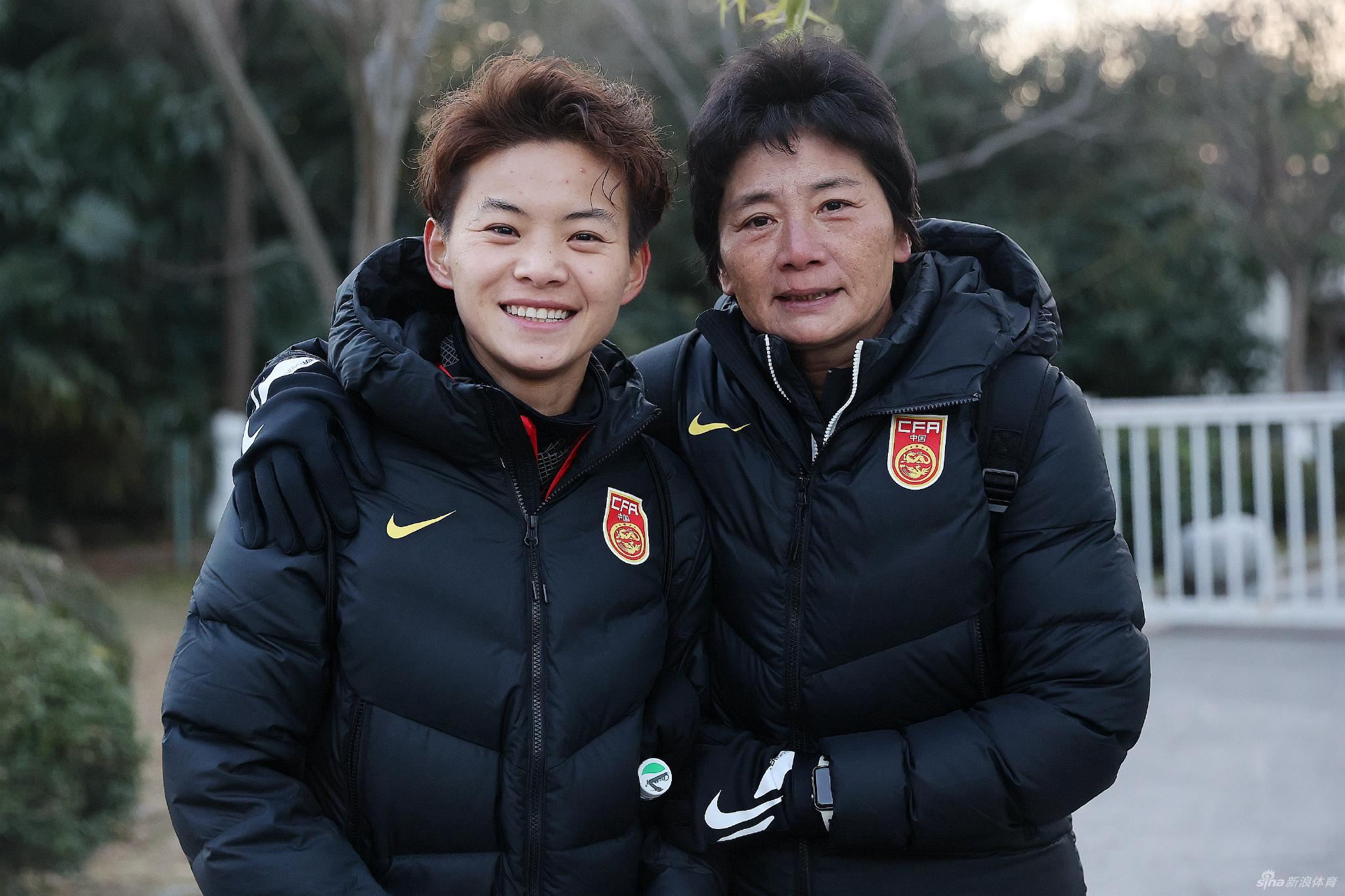 中国女足集训备战 水庆霞与王霜为球迷签名合影（水庆霞执教中国女足）