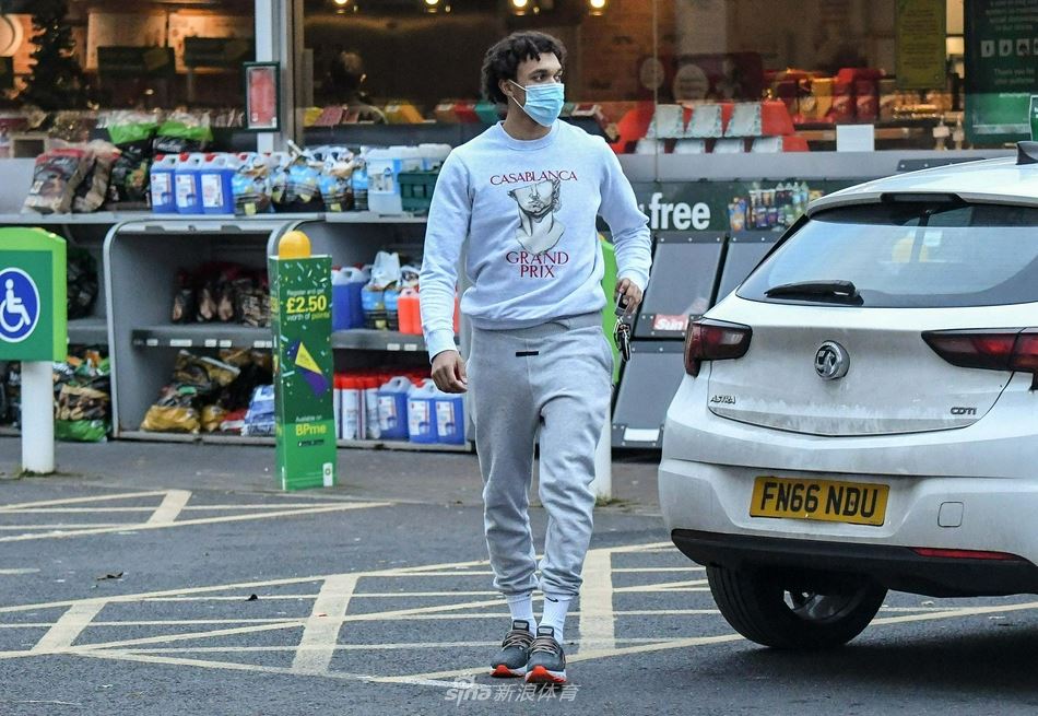 阿诺德训练结束现身街头 身穿Casablanca卫衣口罩遮面（阿诺德coat）